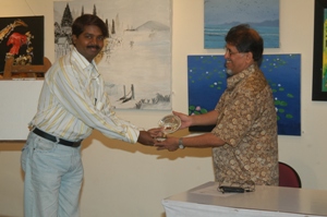 Shri. Suhas Bahulkar felicitate Artist Prasad Kulkarni at Artfest 09, Indiaart Gallery